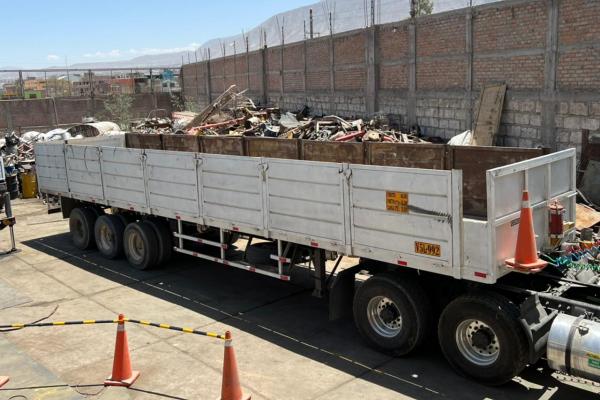 Semirremolque con Baranda Metálica para Carguío de Chatarra
